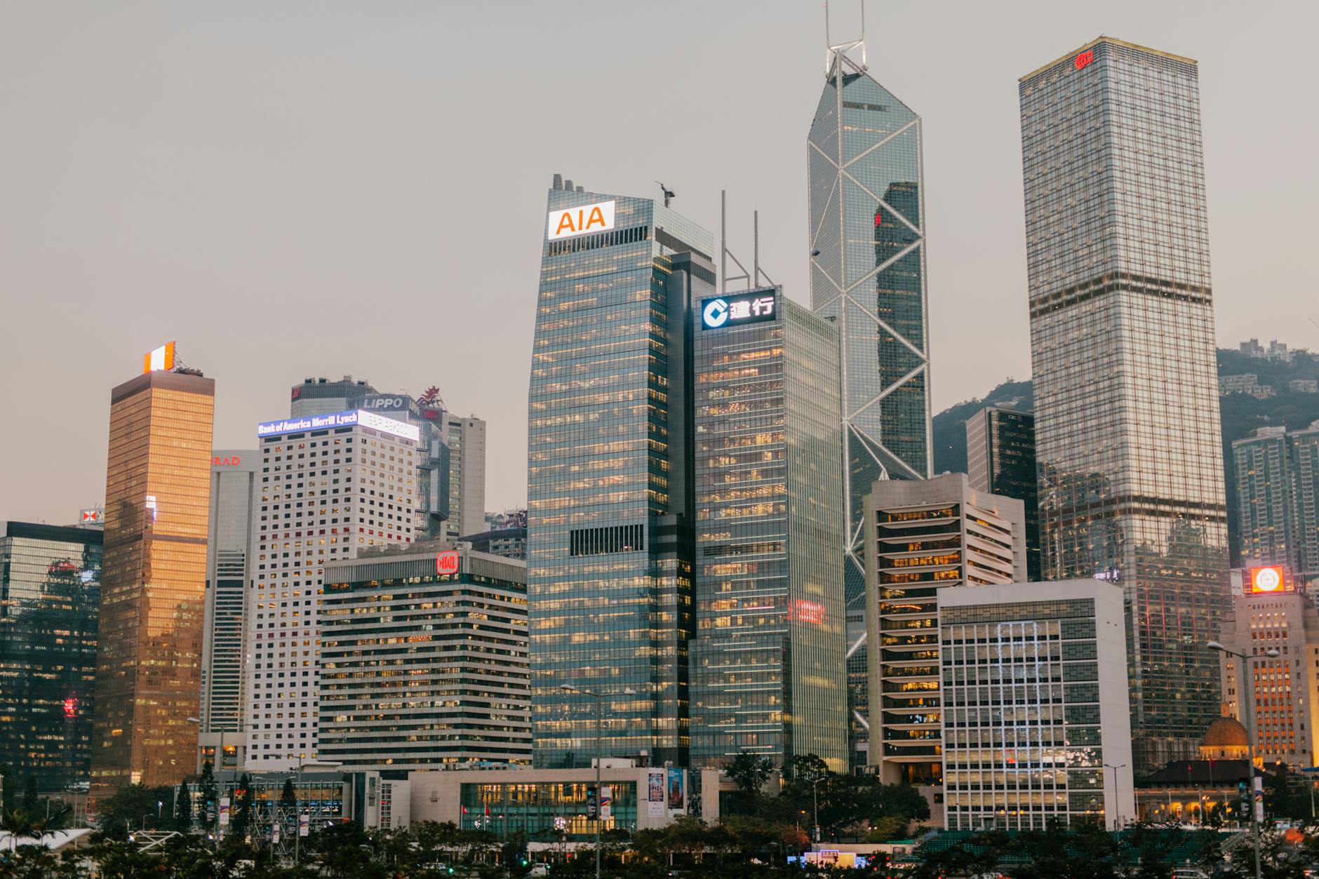 Hong Kong banking salary, Singapore finance jobs, investment banking Asia, anglosphere graduate sala