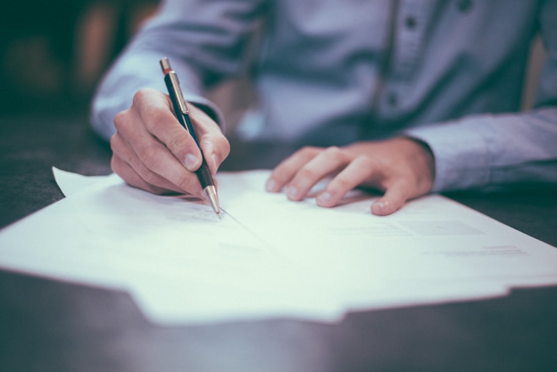 Sello de acreditación de ingeniería y diploma sobre un escritorio