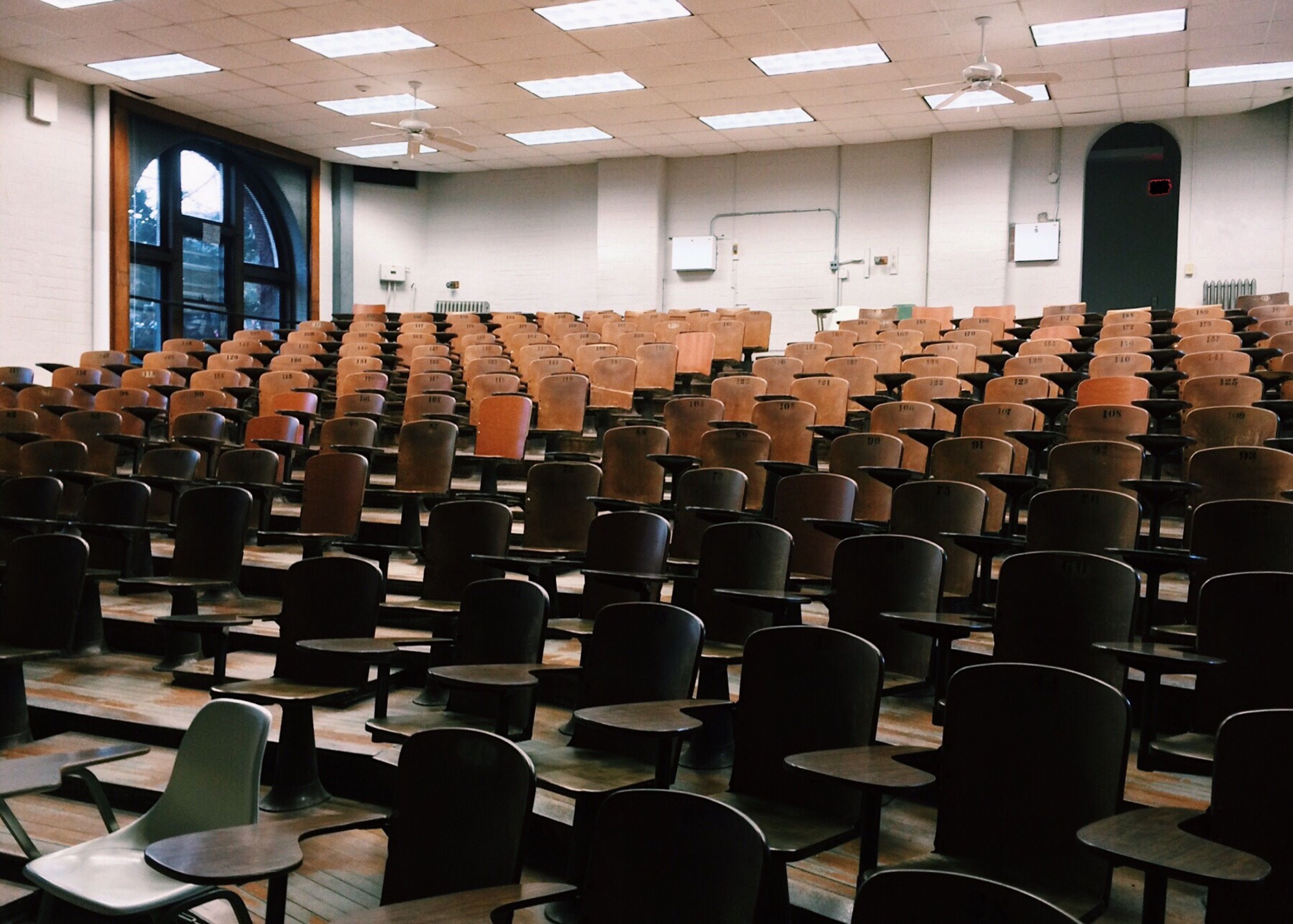 Estudiantes caminando por un campus histórico de una universidad británica