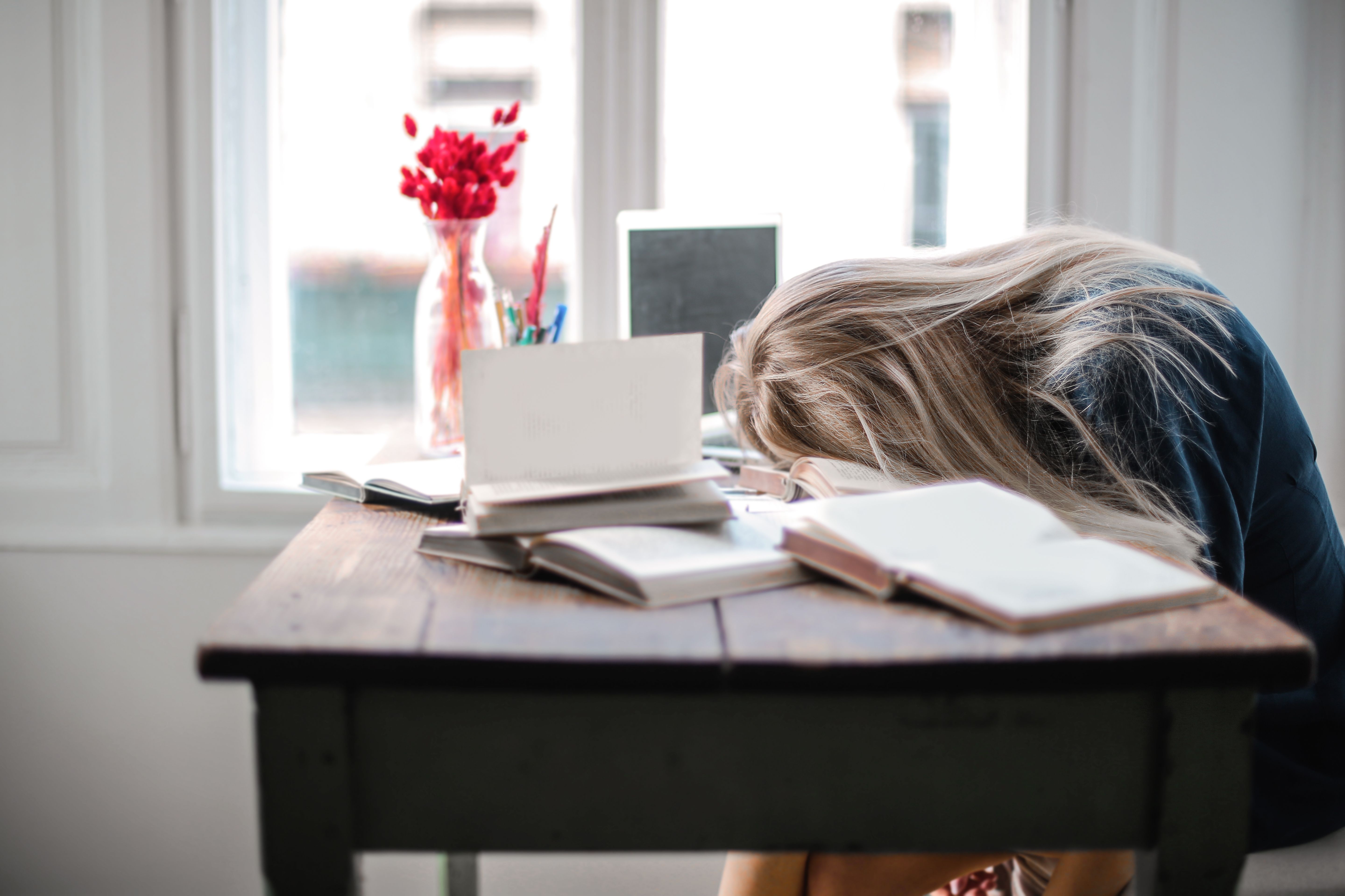 Estudiante rellenando el formulario de visado en un escritorio