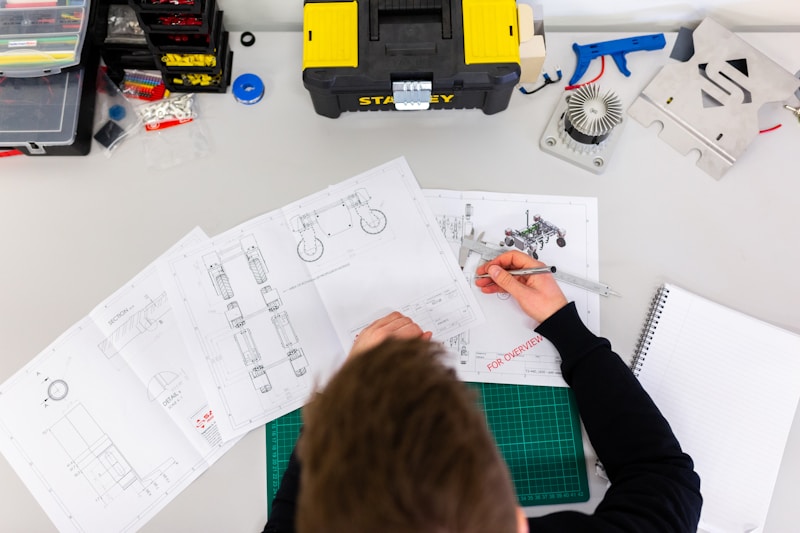 Estudiante de ingeniería mecánica trabajando en un prototipo de motor en un laboratorio universitario