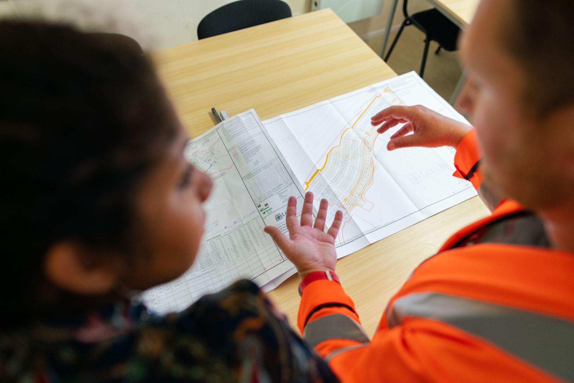 ROI de la ingeniería civil 2026: Reino Unido vs Australia – Salarios y vías de residencia permanente