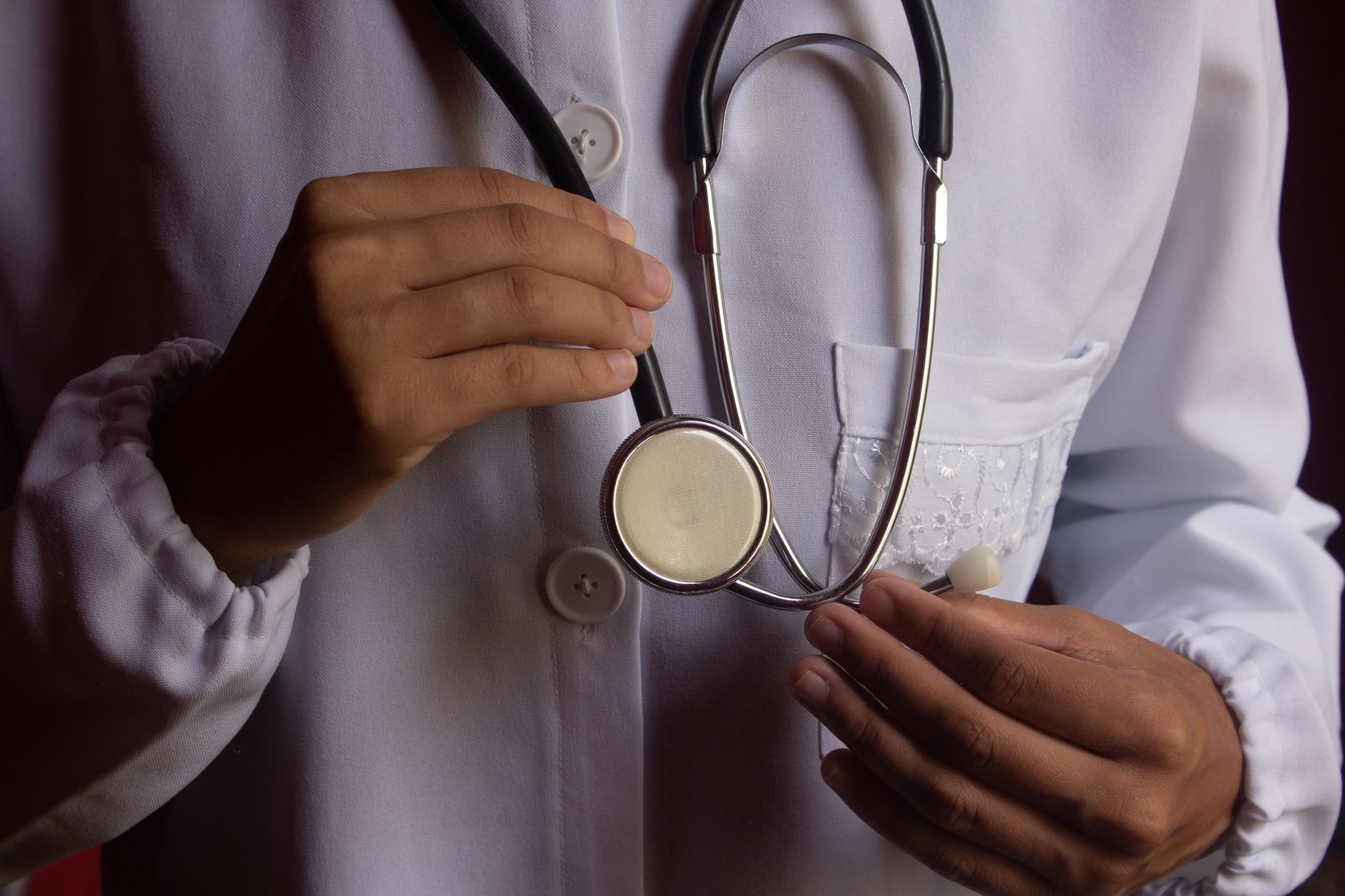 2026 US vs UK vs AU Medicine ROI: Salary, Licensing & PR
